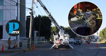 Personal de la CFE acudió a atender un poste frente a Honda de la vía Atlixcáyotl para restablecer el servicio eléctrico