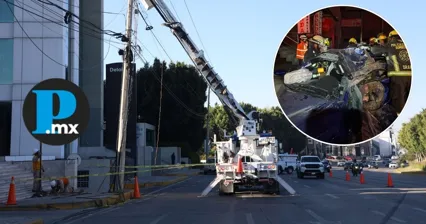 Personal de la CFE acudió a atender un poste frente a Honda de la vía Atlixcáyotl para restablecer el servicio eléctrico