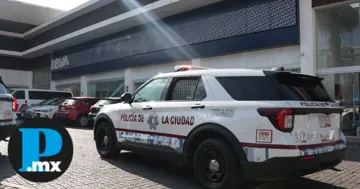 La policía revisa cámaras de seguridad dentro y fuera del banco para aclarar qué ocurrió realmente