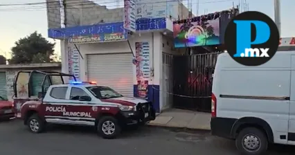 Autoridades estatales y municipales resguardaron el bar donde se registr&oacute; el ataque armado mientras se realizaban las diligencias periciales.