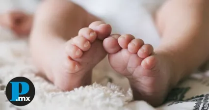 La menor fue localizada junto al cuerpo, recostada sobre el regazo de su madre