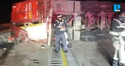 La volcadura se registr&oacute; la madrugada de este martes en la autopista Puebla&ndash;Orizaba