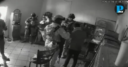 Presuntos militares golpean a joven en Michoac&aacute;n