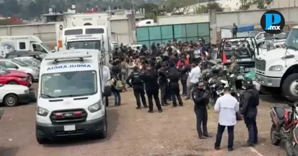 Rescatan a 229 migrantes hacinados en tr&aacute;iler en Xalapa