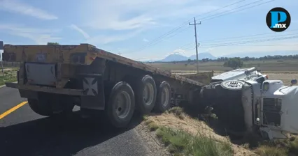 Camioneta y tr&aacute;iler chocan en San Jos&eacute; Chiapa; hay ocho heridos
