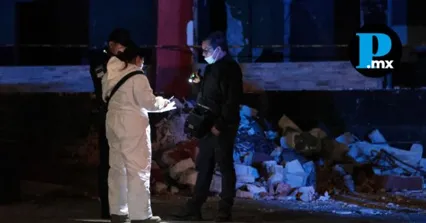 Agentes de la Polic&iacute;a resguardan la plaza "The Corner" en la Avenida Ju&aacute;rez tras el hallazgo de un cuerpo.