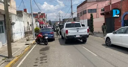 Agentes ministeriales y elementos del Ej&eacute;rcito Mexicano durante operativo en la colonia El Porvenir.