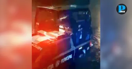 Lluvias dejan microb&uacute;s varado en Camino Real a Cholula; rescatan a 10 personas