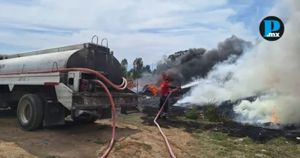 Bomberos y Protecci&oacute;n Civil sofocaron incendio de llantas en San Juan Tlautla.