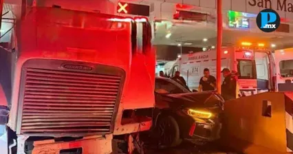 Tr&aacute;iler choca en caseta San Marcos y paraliza autopista M&eacute;xico-Puebla