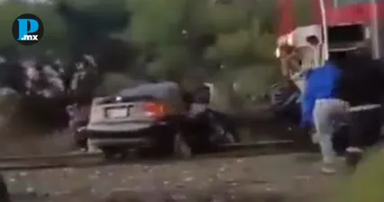 Conductor intenta ganarle al tren en Tehuac&aacute;n; muere una mujer y otra resulta herida