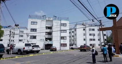 Elementos de la Polic&iacute;a Municipal y la Fiscal&iacute;a General del Estado resguardaron el edificio en La Libertad tras el fallecimiento de un menor de edad.