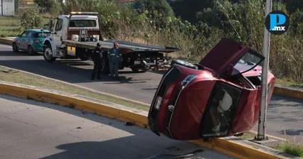 Autoridades atienden volcadura en V&iacute;a Atlixc&aacute;yotl 