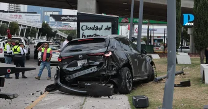 El choque en la V&iacute;a Atlixc&aacute;yotl provoc&oacute; da&ntilde;os materiales y dej&oacute; tres personas lesionadas.