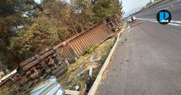 La volcadura de un tractocami&oacute;n en la autopista M&eacute;xico&ndash;Puebla dej&oacute; un lesionado y afectaciones viales.