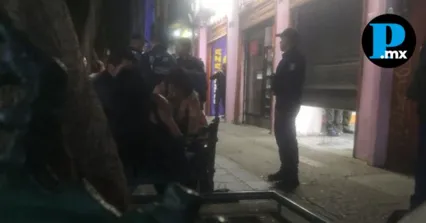 Elementos de la Polic&iacute;a Municipal resguardaron las inmediaciones del Centro Joyero tras la detenci&oacute;n de dos hombres implicados en el robo.