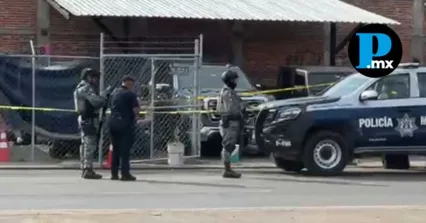 Agentes ministeriales y personal forense laboran en el lote de autos ubicado sobre la Federal a Atlixco tras la agresi&oacute;n armada registrada este s&aacute;bado.