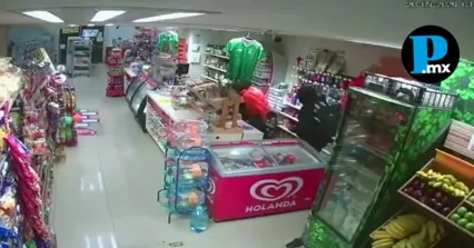 C&aacute;maras de videovigilancia captaron el momento en que los cuatro sujetos armados con cascos de motociclista sustrajeron mercanc&iacute;a de la tienda de conveniencia.