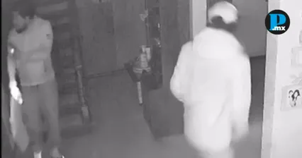 Captan en video a ladrones saqueando vivienda en Jardines de San Manuel