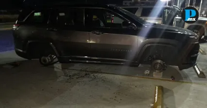 Delincuentes desmantelan camioneta en Lomas de Angel&oacute;polis