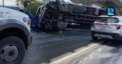 Volcadura de tractocami&oacute;n en la M&eacute;xico&ndash;Puebla dej&oacute; tres lesionados y afectaciones viales.