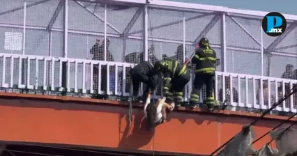 Mujer sobrevive tras caer de puente en Calzada Zaragoza, sobre metro de la CDMX