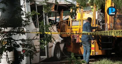 Tren embiste microb&uacute;s de Ruta 50 en Puebla; deja m&aacute;s de 20 lesionados