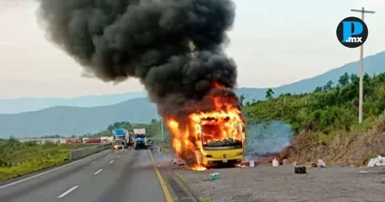 Autob&uacute;s se incendia en las Cumbres de Maltrata