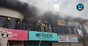 Incendio afecta tres locales en plaza de Mayorazgo, al sur de Puebla