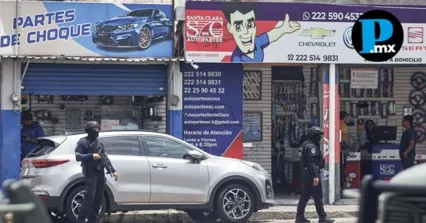 Elementos de las fuerzas armadas y corporaciones policiales resguardan el per&iacute;metro durante las diligencias e inspecci&oacute;n de inmuebles comerciales.