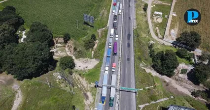 Choque entre tractocami&oacute;n y cami&oacute;n de carga mantiene cerrada la Puebla-Acatzingo