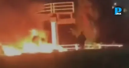 Autoridades investigan un auto calcinado con dos cuerpos en el Parque Centenario Chapulco 