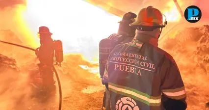 Incendio consume bodega de reciclaje en Santiago de los Leones, Puebla