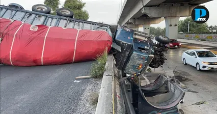 Vuelca torton en la autopista M&eacute;xico-Puebla; conductor escap&oacute;