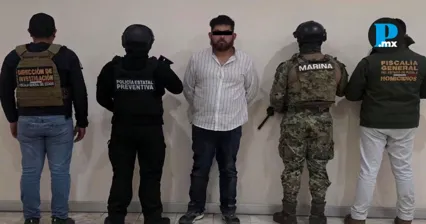 La Secretar&iacute;a de Seguridad P&uacute;blica present&oacute; a dos presuntos integrantes de c&aacute;rteles en Puebla capital, asegurados en operativos independientes con armas, drogas y veh&iacute;culos.
