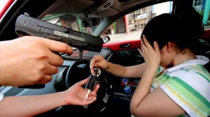 La unidad de gama reciente fue recuperada mediante el seguimiento con c&aacute;maras de vigilancia tras el asalto con violencia reportado en el perif&eacute;rico.