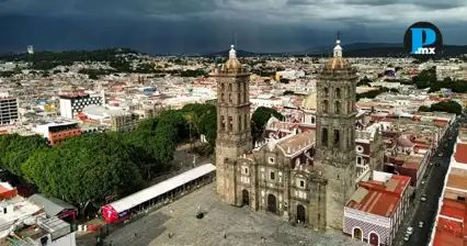 Reportan balacera frente a la Catedral de Puebla tras intento de robo