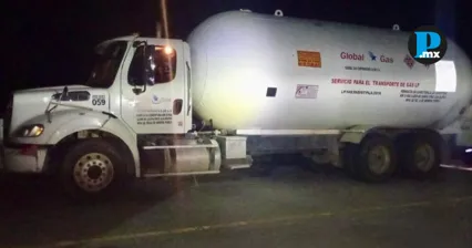 Detienen en Tepeaca a conductor con pipa cargada de gas LP ilegal