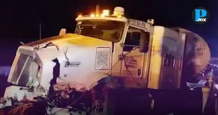  Choque entre dos pipas en Amozoc deja da&ntilde;os y caos vial
