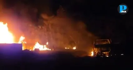 Queman tres patrullas en Huaquechula tras detenci&oacute;n por robo de tr&aacute;iler
