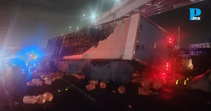 Caos vial en la M&eacute;xico-Puebla tras volcadura de tr&aacute;iler de agua