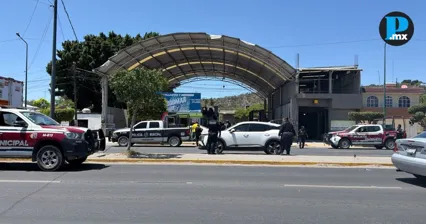 Polic&iacute;a asegura veh&iacute;culo tras robo a tienda Comex en Tehuac&aacute;n