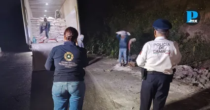 Volcadura de tr&aacute;iler con harina afecta la autopista Puebla-Atlixco