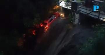  Rescatan a pareja de Puebla de r&iacute;o desbordado en Papalotla