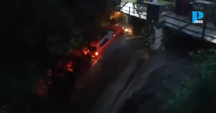  Rescatan a pareja de Puebla de r&iacute;o desbordado en Papalotla