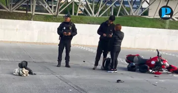 Motociclistas chocan frente al CIS; otro auto vuelca en Bulevar Norte en Puebla