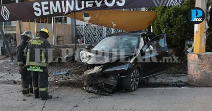 BYD impacta contra un poste en V&iacute;a Atlixc&aacute;yotl