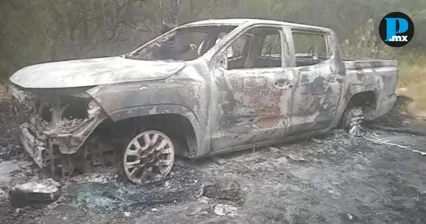 Camioneta con reporte de robo aparece completamente calcinada en Tecali