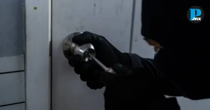 C&aacute;maras captan a sujetos intentando entrar a una casa en Villa Frontera