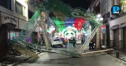 Chocan, da&ntilde;an y derriban arco de luces patrias en el Centro Hist&oacute;rico de Puebla